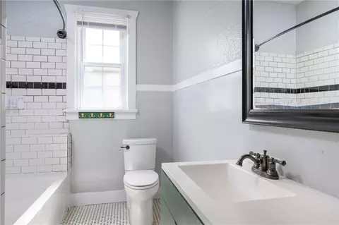 Bath - 300 Dexter Ave, Mobile, AL 36604 photo 2 of 4