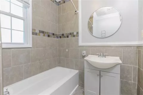Bath - 300 Dexter Ave, Mobile, AL 36604 photo 3 of 4