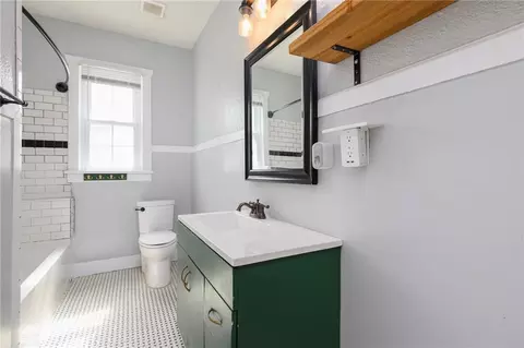 Bath - 300 Dexter Ave, Mobile, AL 36604 photo 1 of 4