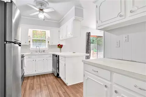 Kitchen - 5859 Chalet Dr N, Mobile, AL 36608 photo 2 of 3