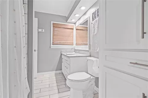 Bath - 1100 Bristol Ct, Mobile, AL 36608 photo 5 of 5