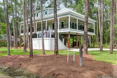 910 Lavigne Pl, Dauphin Island, AL 36528
