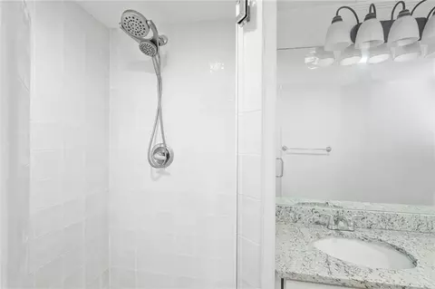 Bath - 1958 Myrtle Ave, Mobile, AL 36606 photo 5 of 5