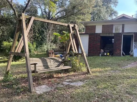 Exterior - 2950 Riverside Dr, Mobile, AL 36605 photo 9 of 10