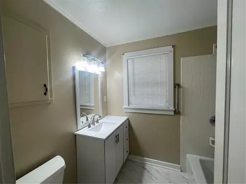 Bath - 2950 Riverside Dr, Mobile, AL 36605 photo 5 of 6
