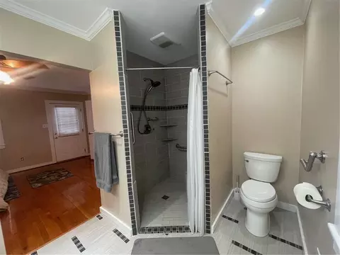 Bath - 2950 Riverside Dr, Mobile, AL 36605 photo 2 of 6