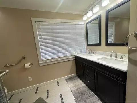 Bath - 2950 Riverside Dr, Mobile, AL 36605 photo 1 of 6