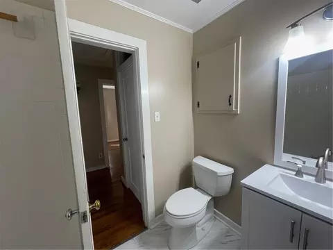 Bath - 2950 Riverside Dr, Mobile, AL 36605 photo 6 of 6