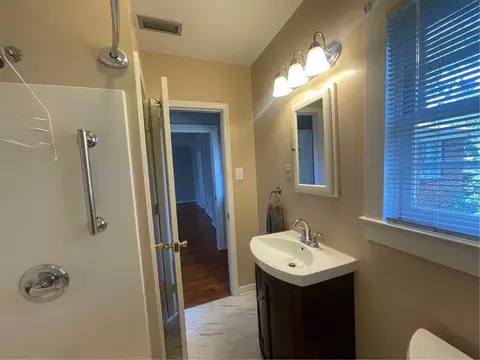 Bath - 2950 Riverside Dr, Mobile, AL 36605 photo 3 of 6