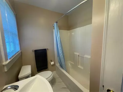 Bath - 2950 Riverside Dr, Mobile, AL 36605 photo 4 of 6