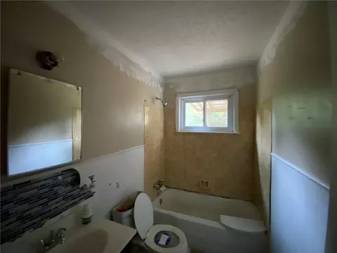 Bath - 2001 Ostrom Dr, Mobile, AL 36605 photo 1 of 1