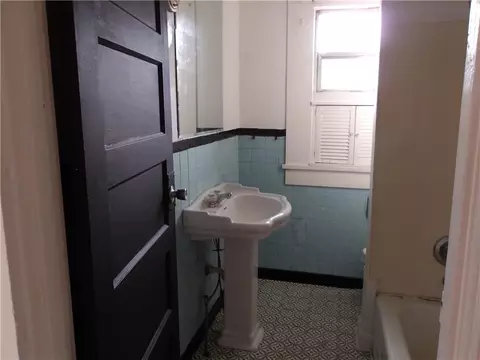 Bath - 1706 Lomeroy St, Mobile, AL 36604 photo 1 of 2