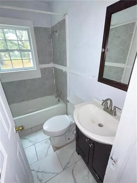 Bath - 511 Avondale Ct, Mobile, AL 36617 photo 1 of 6