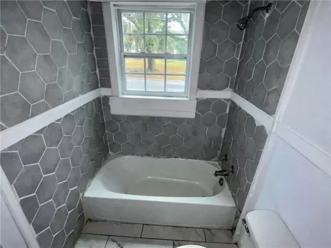 Bath - 511 Avondale Ct, Mobile, AL 36617 photo 3 of 6