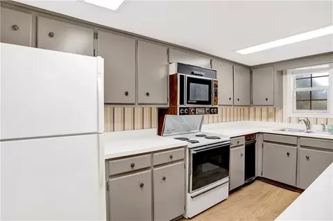 Kitchen - 7820 Fordham Rd, Mobile, AL 36619 photo 7 of 8