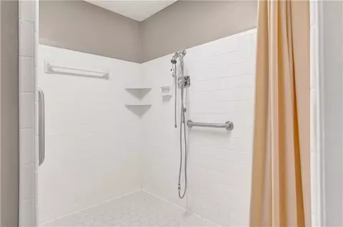 Bath - 7820 Fordham Rd, Mobile, AL 36619 photo 9 of 11