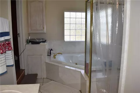 Bath - 3699 Dawes Rd, Mobile, AL 36695 photo 3 of 4