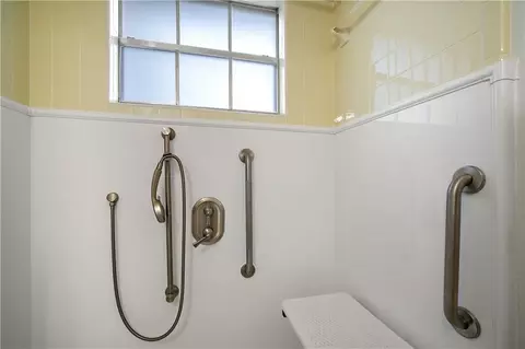 Bath - 1586 Regency Dr, Mobile, AL 36693 photo 3 of 3