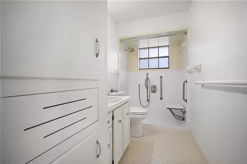Bath - 1586 Regency Dr, Mobile, AL 36693 photo 2 of 3