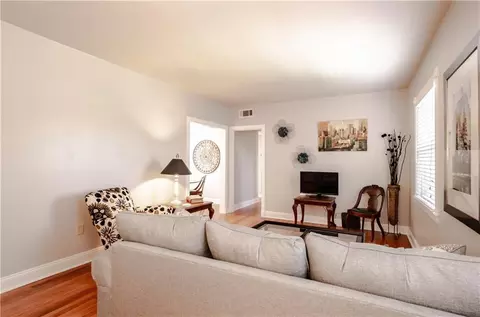 Living - 214 Upham St #7C, Mobile, AL 36607 photo 2 of 4