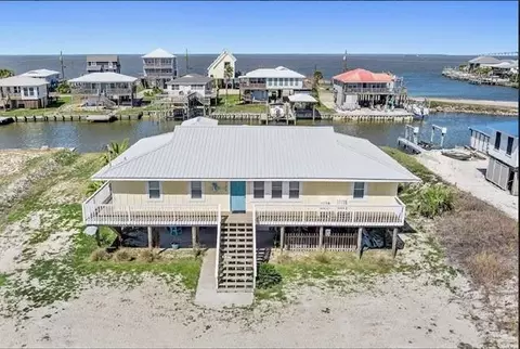 2206 Bienville Blvd, Dauphin Island, AL 36528