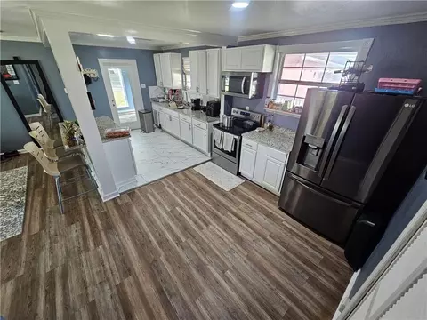Kitchen - 10050 Tanner Williams Rd, Mobile, AL 36608 photo 2 of 3