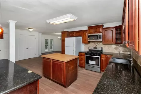 Kitchen - 4956 Ringold Dr N, Mobile, AL 36693 photo 4 of 8