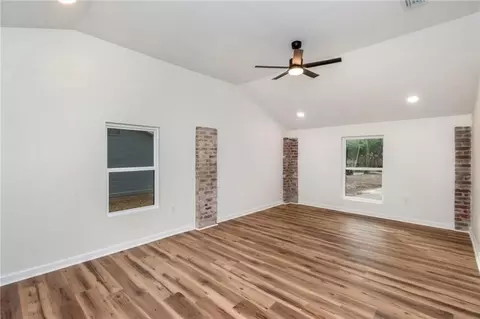 Living - 421 Mcqueen Ave, Mobile, AL 36609 photo 11 of 12