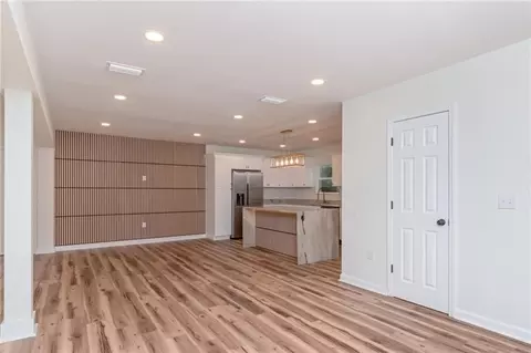 Living - 421 Mcqueen Ave, Mobile, AL 36609 photo 9 of 12