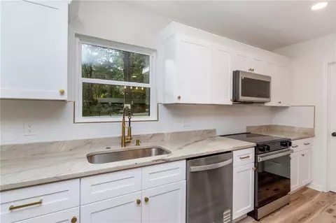 Kitchen - 421 Mcqueen Ave, Mobile, AL 36609 photo 4 of 6