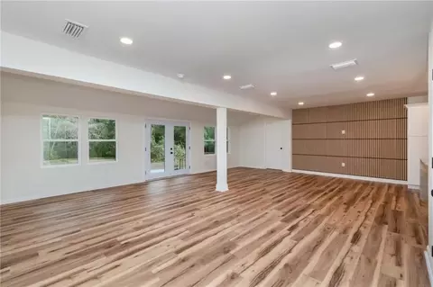 Living - 421 Mcqueen Ave, Mobile, AL 36609 photo 6 of 12