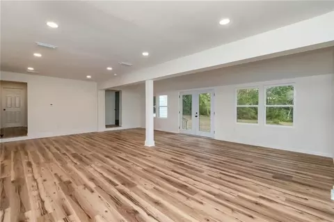 Living - 421 Mcqueen Ave, Mobile, AL 36609 photo 10 of 12