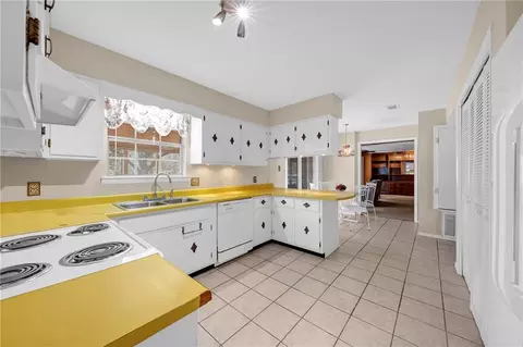 Kitchen - 11804 Ormond Rd, Moss Point, MS 39562 photo 3 of 3