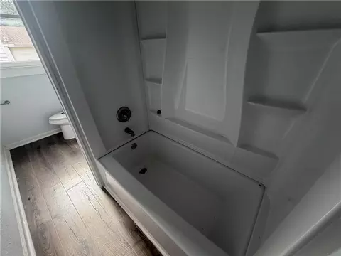 Bath - 510 Dexter Ave, Mobile, AL 36604 photo 2 of 3
