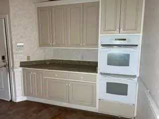 Kitchen - 1145 Dominion Dr E, Mobile, AL 36695 photo 2 of 3