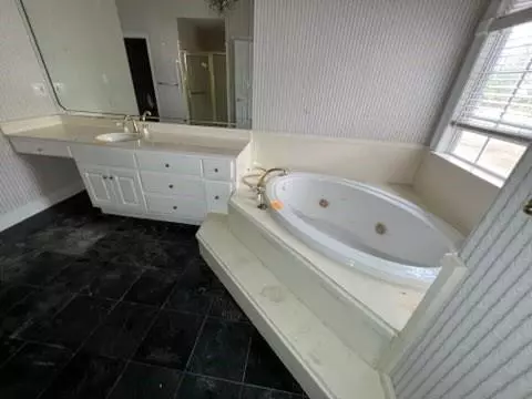 Bath - 1145 Dominion Dr E, Mobile, AL 36695 photo 10 of 17