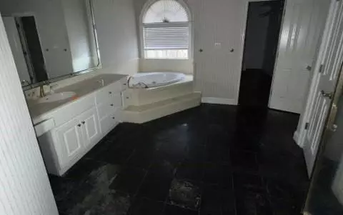 Bath - 1145 Dominion Dr E, Mobile, AL 36695 photo 6 of 17