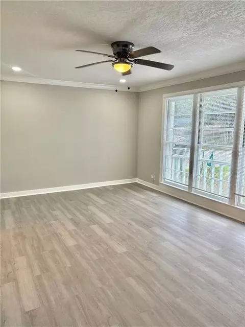 Living - 409 Devon St, Mobile, AL 36617 photo 2 of 3