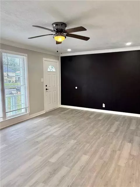 Living - 409 Devon St, Mobile, AL 36617 photo 1 of 3