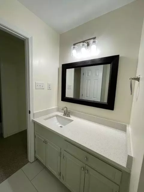 Bath - 4242 Bit Spur Rd, Mobile, AL 36608 photo 2 of 3