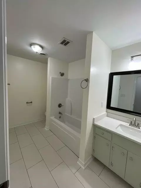 Bath - 4242 Bit Spur Rd, Mobile, AL 36608 photo 3 of 3