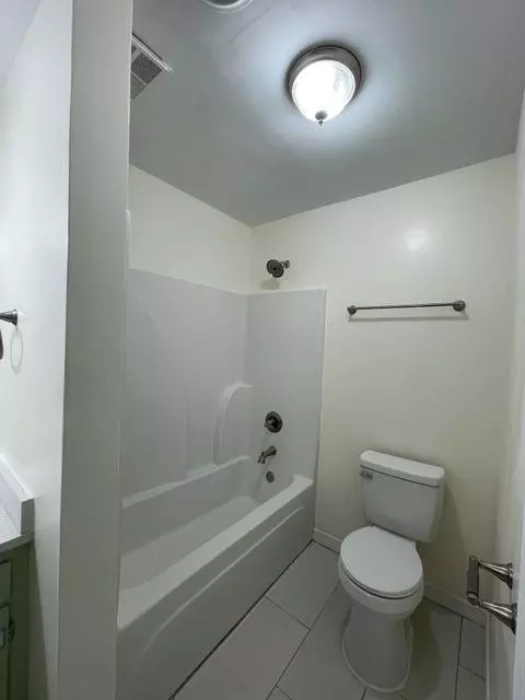 Bath - 4242 Bit Spur Rd, Mobile, AL 36608 photo 1 of 3