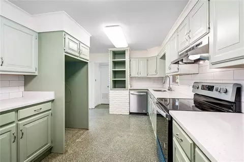 Kitchen - 4242 Bit Spur Rd, Mobile, AL 36608 photo 2 of 2