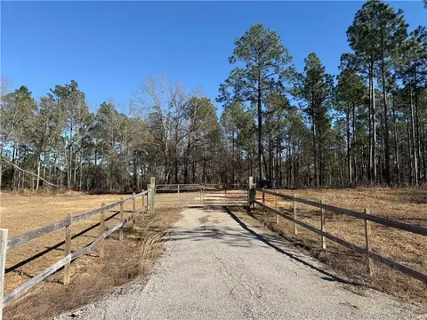 52462 Dyas Rd, Perdido, AL 36562