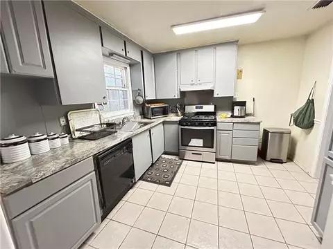Kitchen - 5530 Gaillard Dr, Mobile, AL 36608 photo 2 of 2