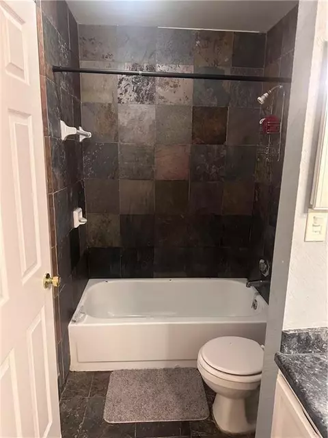 Bath - 6701 Dickens Ferry Rd #83, Mobile, AL 36608 photo 4 of 9