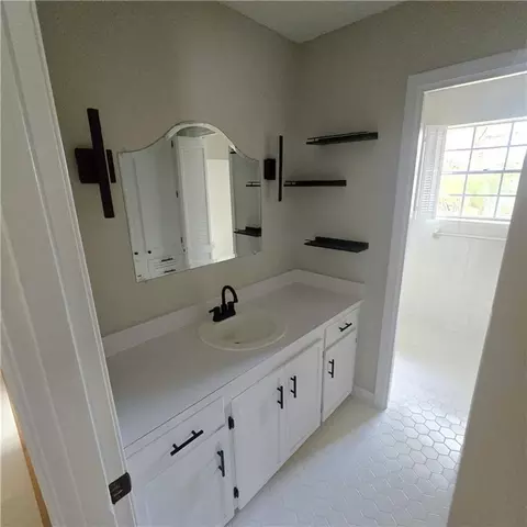 Bath - 708 Brannan Ct, Mobile, AL 36693 photo 4 of 4