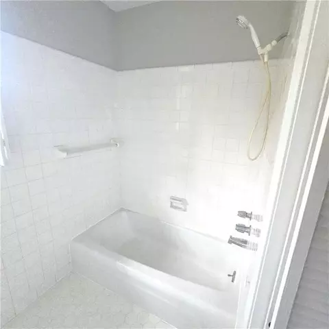Bath - 708 Brannan Ct, Mobile, AL 36693 photo 3 of 4