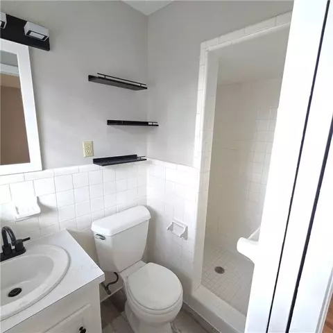 Bath - 708 Brannan Ct, Mobile, AL 36693 photo 2 of 4