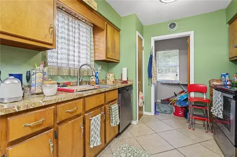Kitchen - 949 Knowles Ln, Mobile, AL 36608 photo 2 of 4